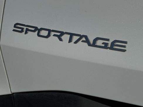 Used 2024 Kia Sportage EX image 8