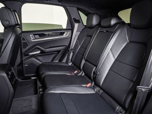 Certified 2026 Porsche Cayenne AWD/4WD image 17