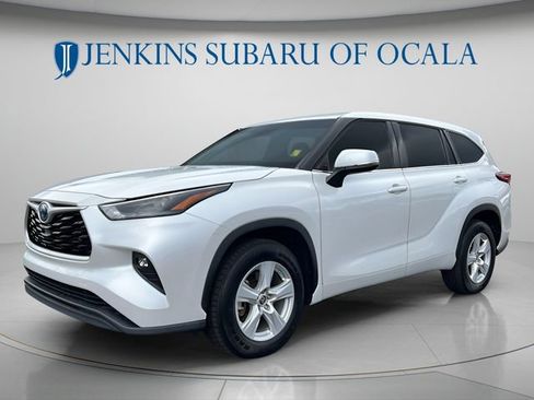 Used 2022 Toyota Highlander LE FWD image 7