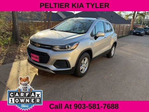 Used 2022 Chevrolet Trax LT w/ LT Convenience Package image 3