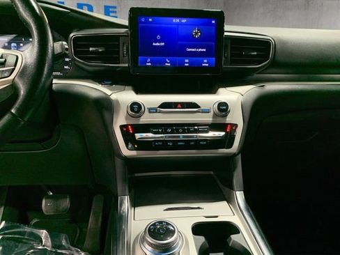 Used 2022 Ford Explorer XLT w/ Equipment Group 202A image 8