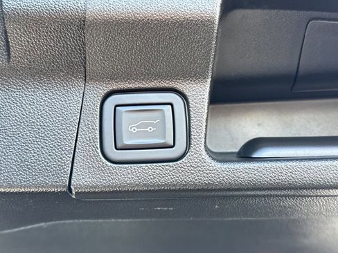 Used 2023 GMC Acadia SLE w/ Driver Convenience Package image 11