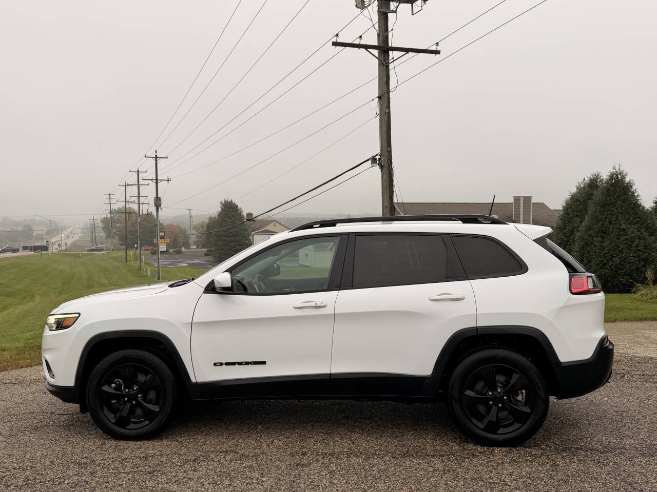 Used 2021 Jeep Cherokee Latitude Plus AWD/4WD image 2