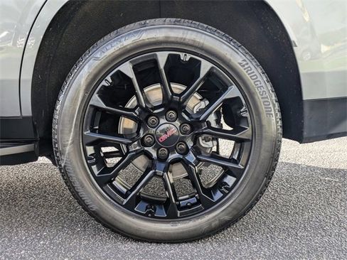 Used 2024 GMC Yukon SLT w/ SLT Luxury Package image 12