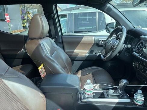 Used 2021 Toyota Tacoma Limited image 6