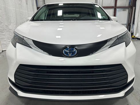 Used 2025 Toyota Sienna LE FWD image 2