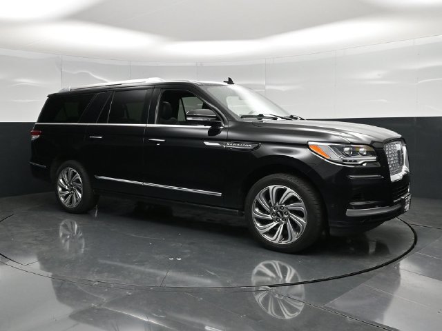 Used 2022 Lincoln Navigator L Reserve AWD/4WD image 3
