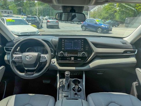 Used 2021 Toyota Highlander L FWD image 8