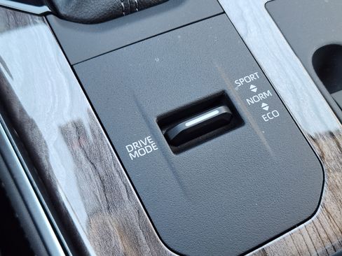 Used 2025 Toyota Highlander Platinum image 25