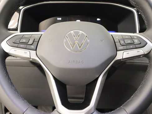 Certified 2025 Volkswagen Taos SE FWD image 14