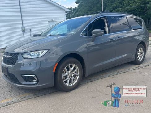 Used 2022 Chrysler Pacifica Touring-L FWD image 4