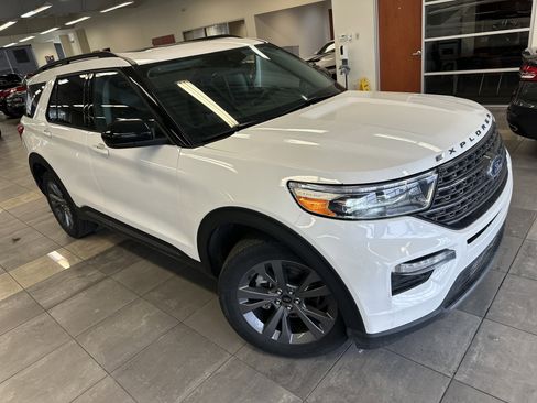 Used 2023 Ford Explorer XLT w/ Equipment Group 202A image 10