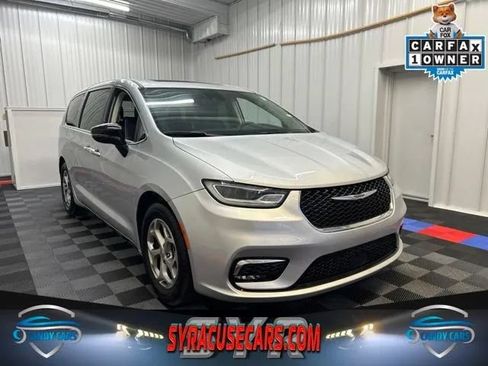 Used 2024 Chrysler Pacifica Limited FWD image 1