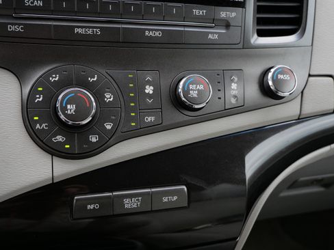 Used 2011 Toyota Sienna LE w/ Towing Pkg FWD image 23
