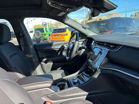 New 2025 Jeep Grand Cherokee 4WD image 31