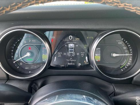 Used 2023 Jeep Wrangler Unlimited Sahara AWD/4WD image 13