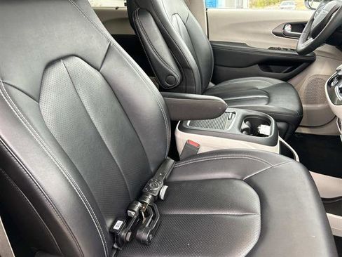 Used 2024 Chrysler Pacifica Touring-L image 18