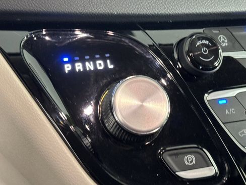 Used 2023 Chrysler Pacifica Touring-L FWD image 19