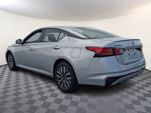 Used 2023 Nissan Altima 2.5 SV image 2