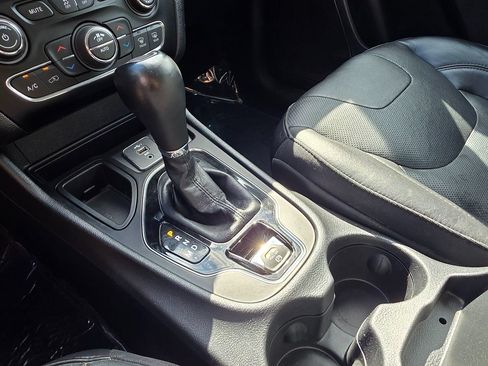 Used 2019 Jeep Cherokee Limited FWD image 37