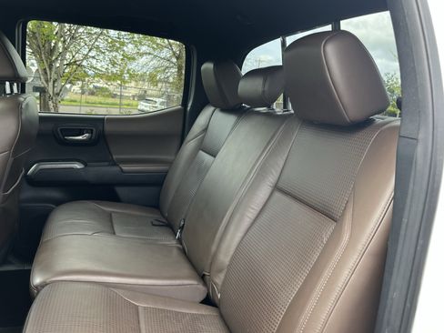 Used 2016 Toyota Tacoma Limited w/ Towing Package image 21