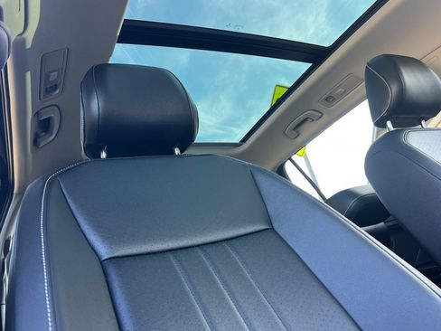 Used 2022 Volkswagen Tiguan SE w/ Panoramic Sunroof Package image 17