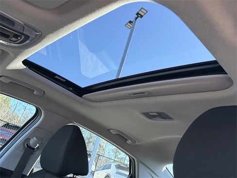 Certified 2025 Hyundai Elantra SEL image 31