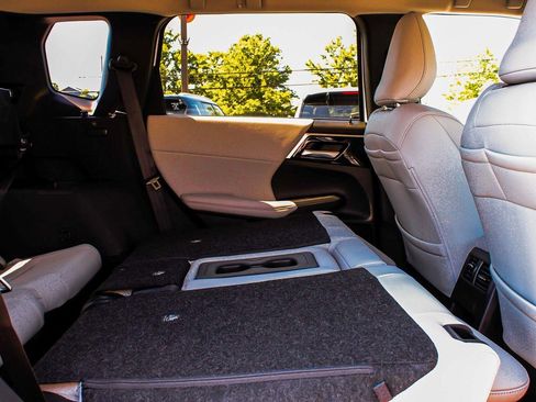 New 2025 Mitsubishi Outlander SE image 34