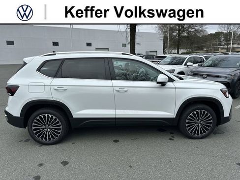 New 2026 Volkswagen Taos SE FWD image 6