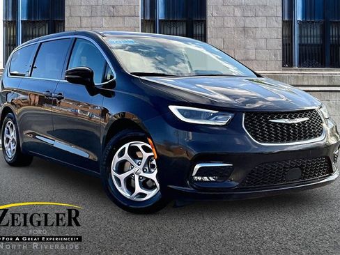 Used 2024 Chrysler Pacifica Limited image 1