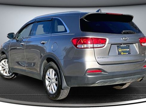 Used 2018 Kia Sorento LX image 4