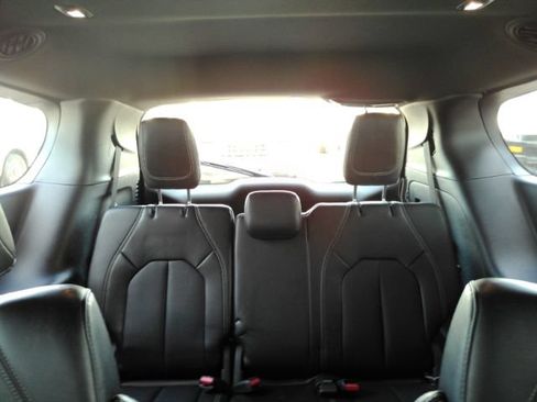 Used 2025 Chrysler Pacifica Select FWD image 36