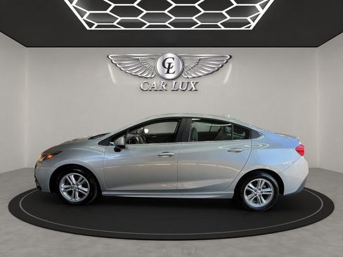 Used 2018 Chevrolet Cruze LT w/ Convenience Package image 3