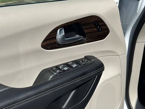 Certified 2024 Chrysler Pacifica Limited FWD image 17