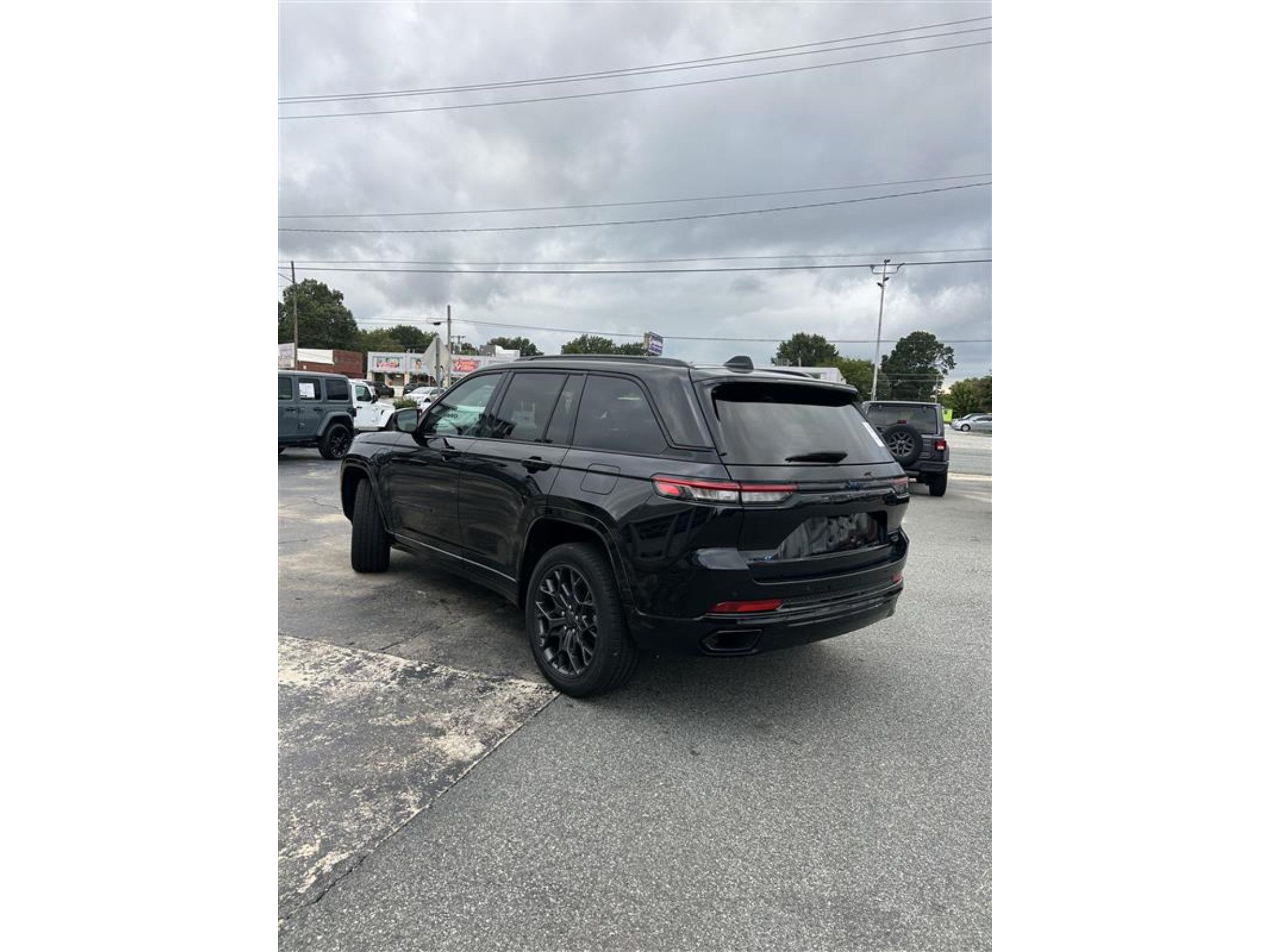 Used 2023 Jeep Grand Cherokee Summit AWD/4WD image 5