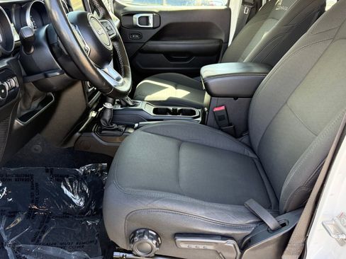 Used 2020 Jeep Wrangler Unlimited Sahara image 23