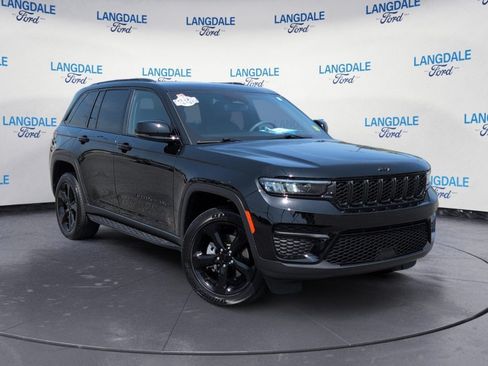 Used 2024 Jeep Grand Cherokee Altitude RWD image 2