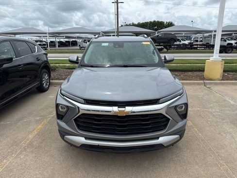 Used 2025 Chevrolet TrailBlazer LT AWD/4WD image 2
