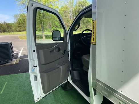Used 2019 Chevrolet Express 3500 RWD image 17