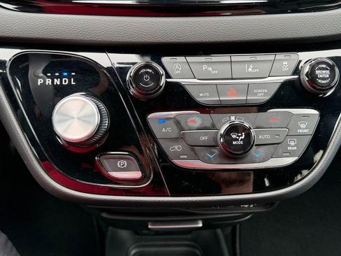 Used 2025 Chrysler Pacifica Select FWD image 51