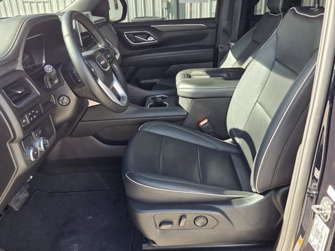 Used 2023 GMC Yukon XL SLT w/ SLT Luxury Package image 3