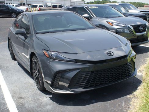 Used 2025 Toyota Camry SE w/ Convenience Package FWD image 2