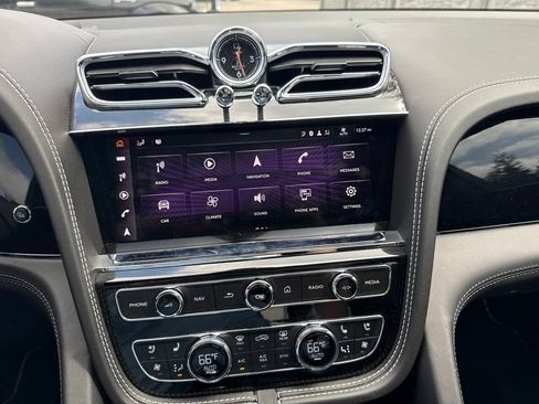 Used 2021 Bentley Bentayga AWD/4WD image 23