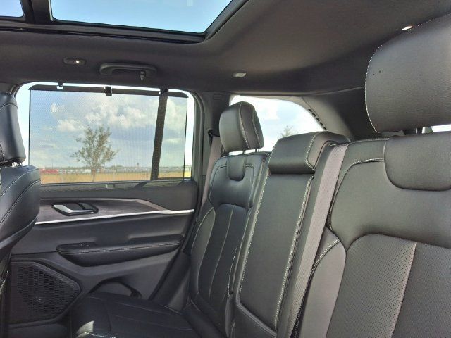 Used 2025 Jeep Grand Cherokee Limited w/ Luxury Tech Group II RWD image 28