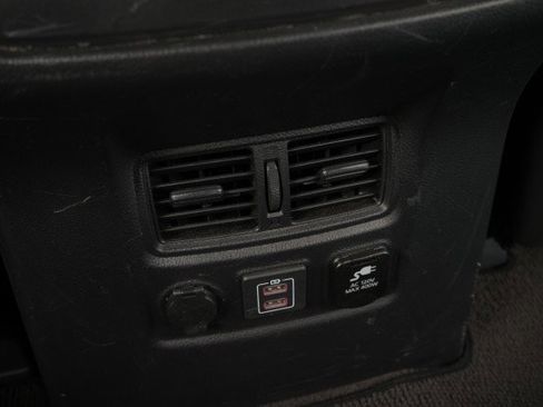 Used 2021 Nissan Titan SV w/ SV Convenience Package image 61