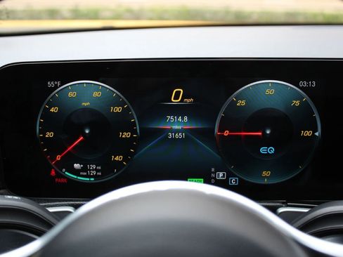 Used 2022 Mercedes-Benz EQB 300 4MATIC image 17
