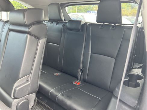 Used 2023 Toyota Highlander XLE AWD/4WD image 25