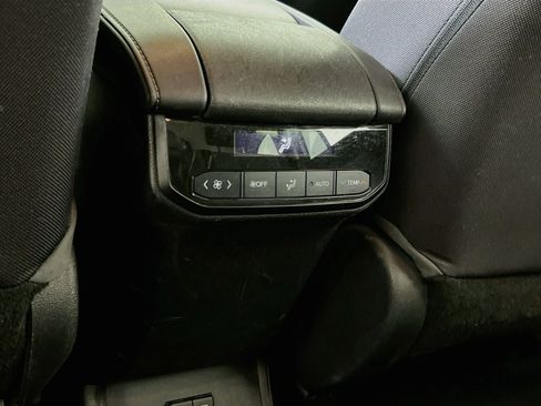 Used 2021 Toyota Highlander LE AWD/4WD image 23