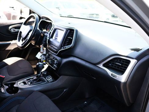 Used 2019 Jeep Cherokee Latitude AWD/4WD image 34