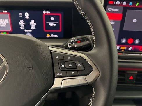 Certified 2025 Volkswagen Tiguan SE image 21